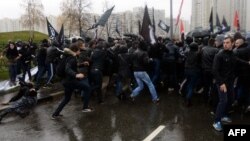 Радикально настроенные участники "Русского марша" в Москве, 4 ноября 2013