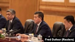 Sooronbai Jeenbekov (ortada) çinli həmkarına qulaq asır, 6 iyun, 2018-ci il