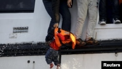 Cпасение маленького мигранта у берегов Греции 