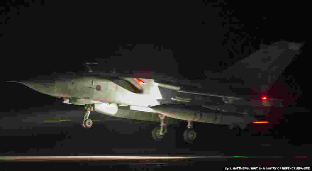 Согласно сообщению Министерства обороны Великобритании, четыре боевых самолета &laquo;Торнадо&raquo; нанесли удары по объектам хранения и производства химического оружия в Сирии