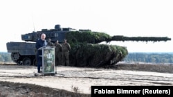 Cancelarul german Olaf Scholz ține un discurs lângă un tanc Leopard 2 la o bază a Bundeswehr din Bergen, Germania, 17 octombrie 2022.