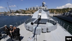 Російський військовий корабель у бухті Севастополя, липень 2016 року