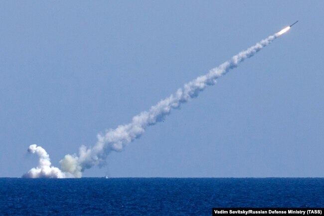 Во время нанесения удара крылатыми ракетами «Калибр» с российских подводных лодок «Великий Новгород» и «Колпино», Средиземное море, 14 сентября 2017 года