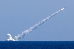 Російський підводний човен у Середземному морі випускає крилату ракету «Калібр» по бойових цілях Ісламської держави в Сирії, 14 вересня 2017 року