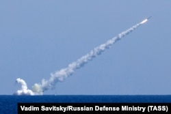 Российская подводная лодка в Средиземном море запускает крылатую ракету «Калибр» по боевым целям Исламского государства в Сирии, 14 сентября 2017 года