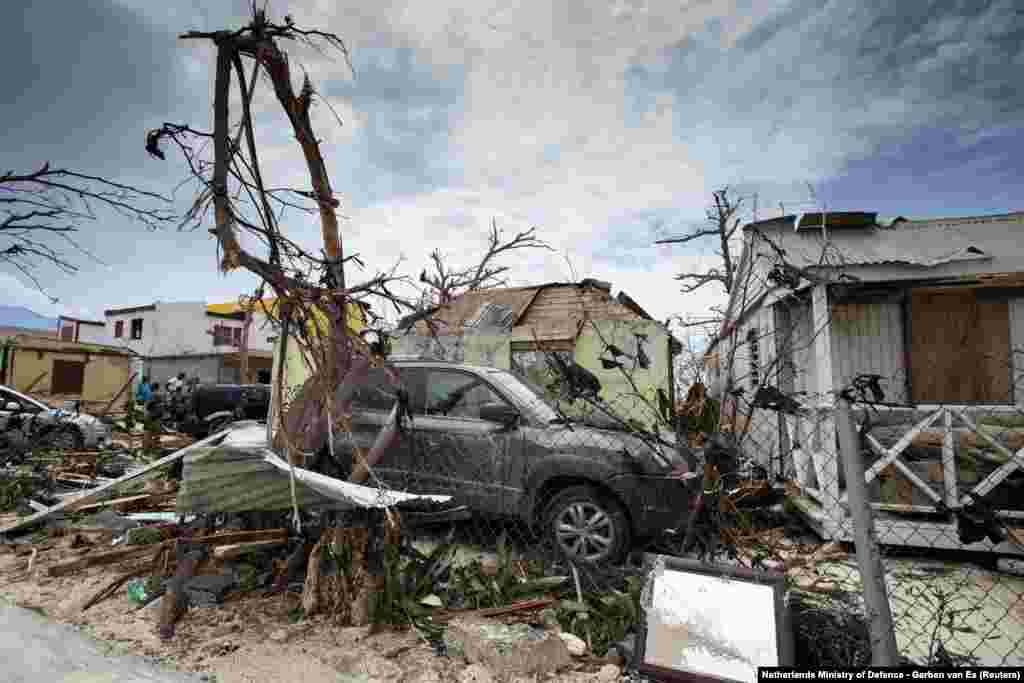 جزیره سن مارتین در کارائیب، هفتم سپتامبر &nbsp;تاکنون ۲۰ نفر در منطقه کارائیب به دلیل طوفان &laquo;ایرما&raquo; جان خود را از دست داده&zwnj;اند.