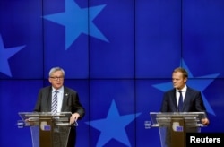 Голова Європейської комісії Жан-Клод Юнкер (ліворуч) та голова Європейської ради Дональд Туск під час саміту у Брюсселі. 29 червня 2016 року