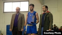 مهدی علی‌نژاد (سمت چپ تصویر) در کنار حمیدرضا قلی‌پور (وسط) و حسین اوجاقی، سرمربی تیم ملی