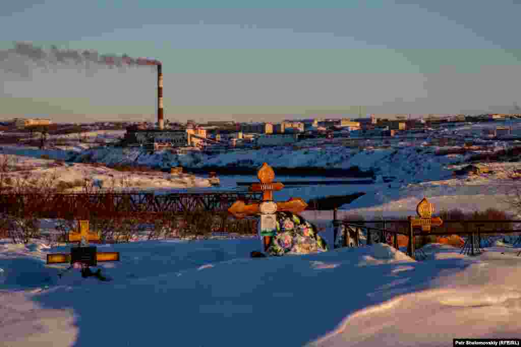 A miners&#39; cemetery in Vorkuta overlooking the Vorkutinskaya coal mine