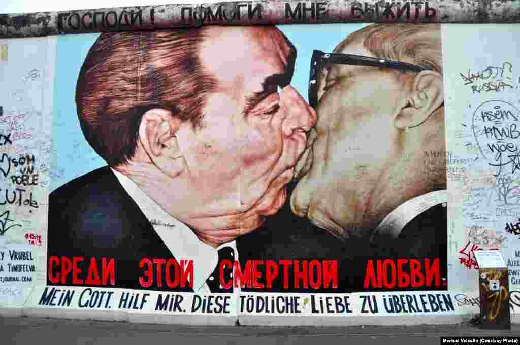 عکسی معروف از یک بوسه عاشقانه، روی دیوار برلین