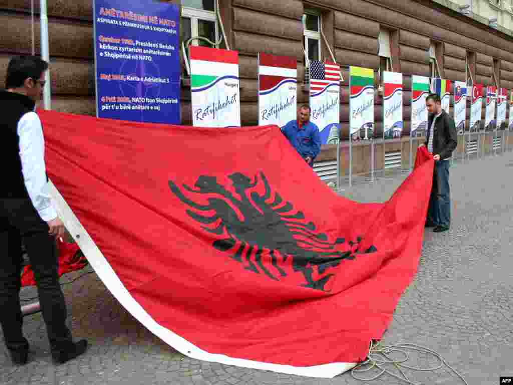 Albanija - NATO članstvo - Na Samitu NATO saveza koji će se održati u Strasbourgu 3.i 4. 4. Albanija i Hrvatska će postati punopravne članice NATO pakta. 