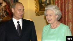 Președintele rus Vladimir Putin și Regina Elisabeta a II-a la banchetul oferit cu ocazia vizitei oficiale a cuplului prezidențial rus în Marea Britanie, Londra, 26 iunie 2003.