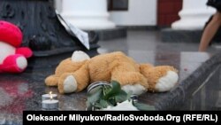 Demonstrators leave a memorial for the girls outside city hall in Odesa on September 16.