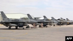  هواپیماهای اف ۱۶ امارات که در یکی از پایگاه‌های اردن فرود آمده‌اند.