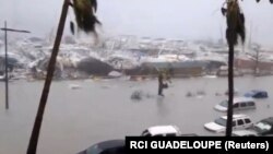 Оштетени возила и јахти од ураганот Ирма на островот Сент Мартин 