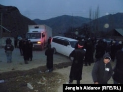 Жители села Катран Лейлекского района Баткенской области перекрыли дорогу в знак протеста против компании A.Z. International. 28 ноября 2012 года.