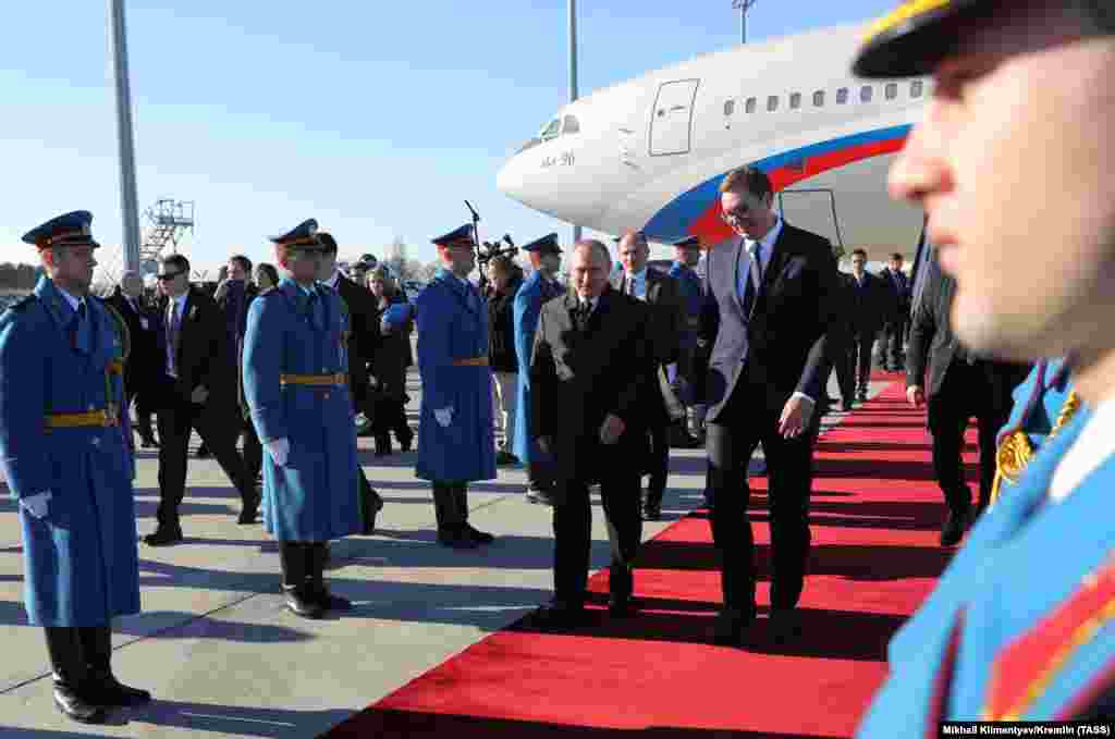 Predsednik Rusije Vladimir Putin po sletanju u Beograd sa predsednikom Srbije Aleksandrom Vučićem