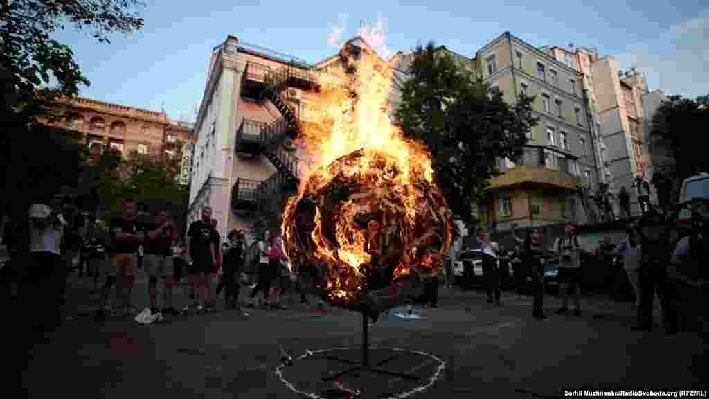 В знак протеста они установили перед зданием большой шар из ваты, раскрасили его лозунгами &laquo;Ваті &ndash; торба!&raquo; и подожгли.