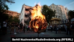 Сожжение ваты. В Киеве подожгли огромный шар в поддержку политзаключенных (фоторепортаж)