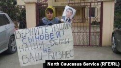 Гуля Караханова на пикете в Дербенте