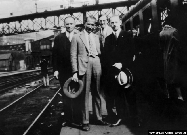 Зліва направо: Каленик-Григорій Лисюк, Євген Коновалець, Іван Рудаків, Микола Сціборський. Париж, 1929 року