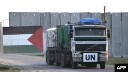 Palestinë - Një kamion i Kombeve të Bashkuara me ushqim arrin pas kalimit të kufirit në Kerem Shalom (Ilustrim)