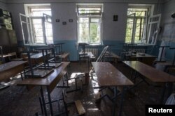 Руйнації внаслідок обстрілів у школі в Донецьку. Жовтень 2014 року