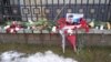 Кветкі каля расейскай амбасады ў Менску пасьля забойства Барыса Нямцова