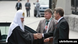 Патріарха Московського і Всія Руси Кирила (ліворуч) зустрічає біля своєї резиденції Президент України Віктор Ющенко. 27 липня 2009 р. 