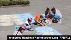 Дети рисуют флаги Украины и крымских татар