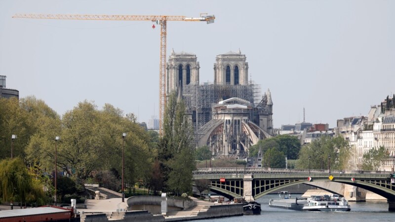 Discuții la Paris privind reconstrucția  turnului catedralei Notre-Dame