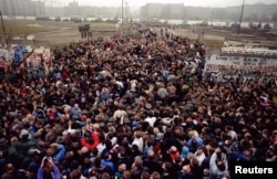 Східні берлінці зустрічаються із західними на Потсдамській площі, зруйнувавши Берлінську стіну, що майже 30 років розділяла їх. 12 листопада 1989 року