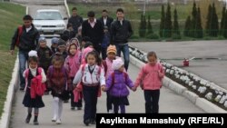 Дети возвращаются после уроков домой. Алматинская область, 3 апреля 2013 года.
