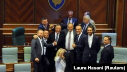 Deputatlar səsvermədən sonra selfi çəkirlər