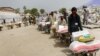 د شمالي وزیرستان کډوال وايي، له افغانستانه د ستنېدو پر وخت ورته حکومت پیسې او خواړه ورکړي ول خو اوس یې ورباندې مرستې بندې کړې دي - پخوانی انځور.