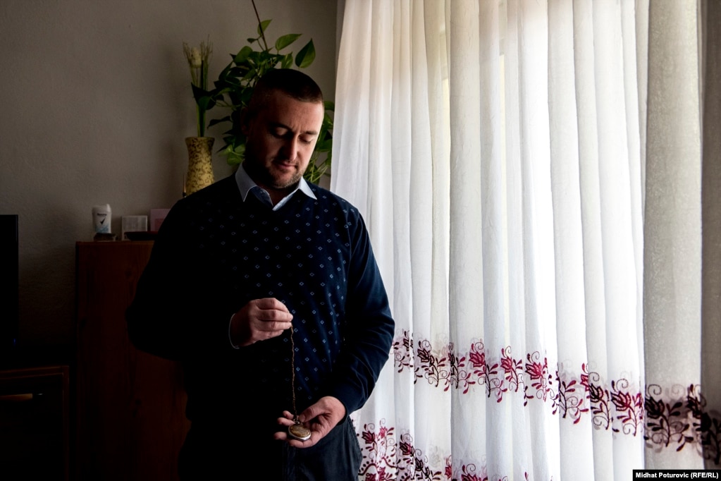 Sadmir Nukić drži u rukama sat koji je jedina uspomena na djeda koji je ubijen tokom genocida u Srebrenici.