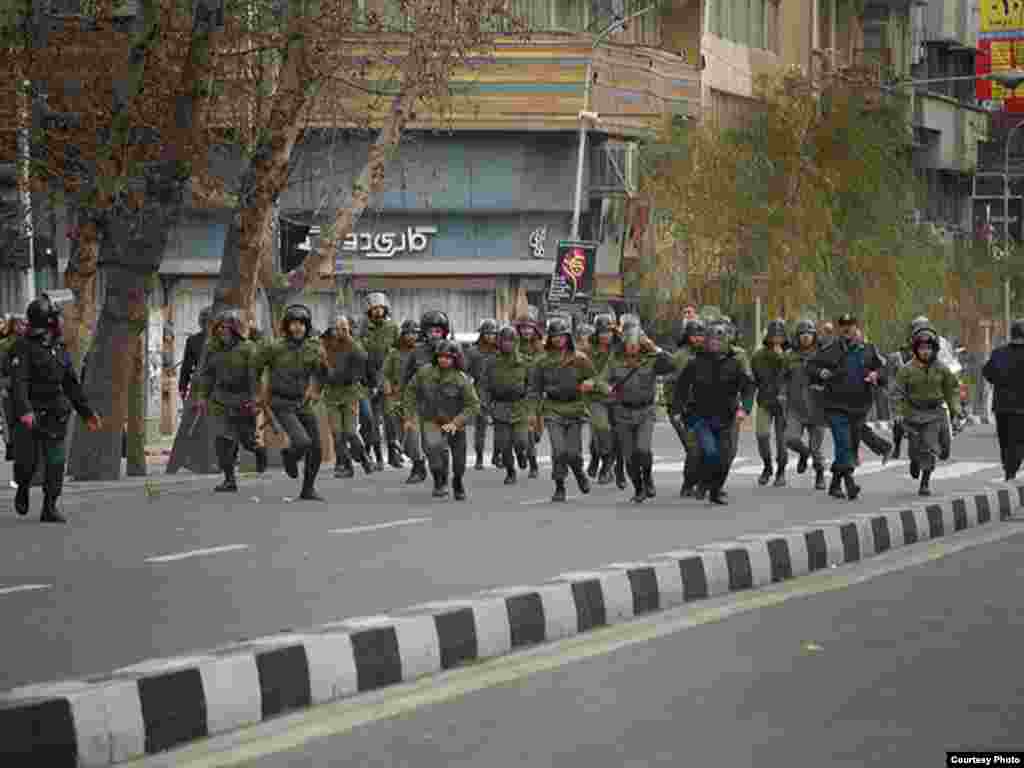 Riot police charge toward opposition supporters in Tehran (photo by Sara)