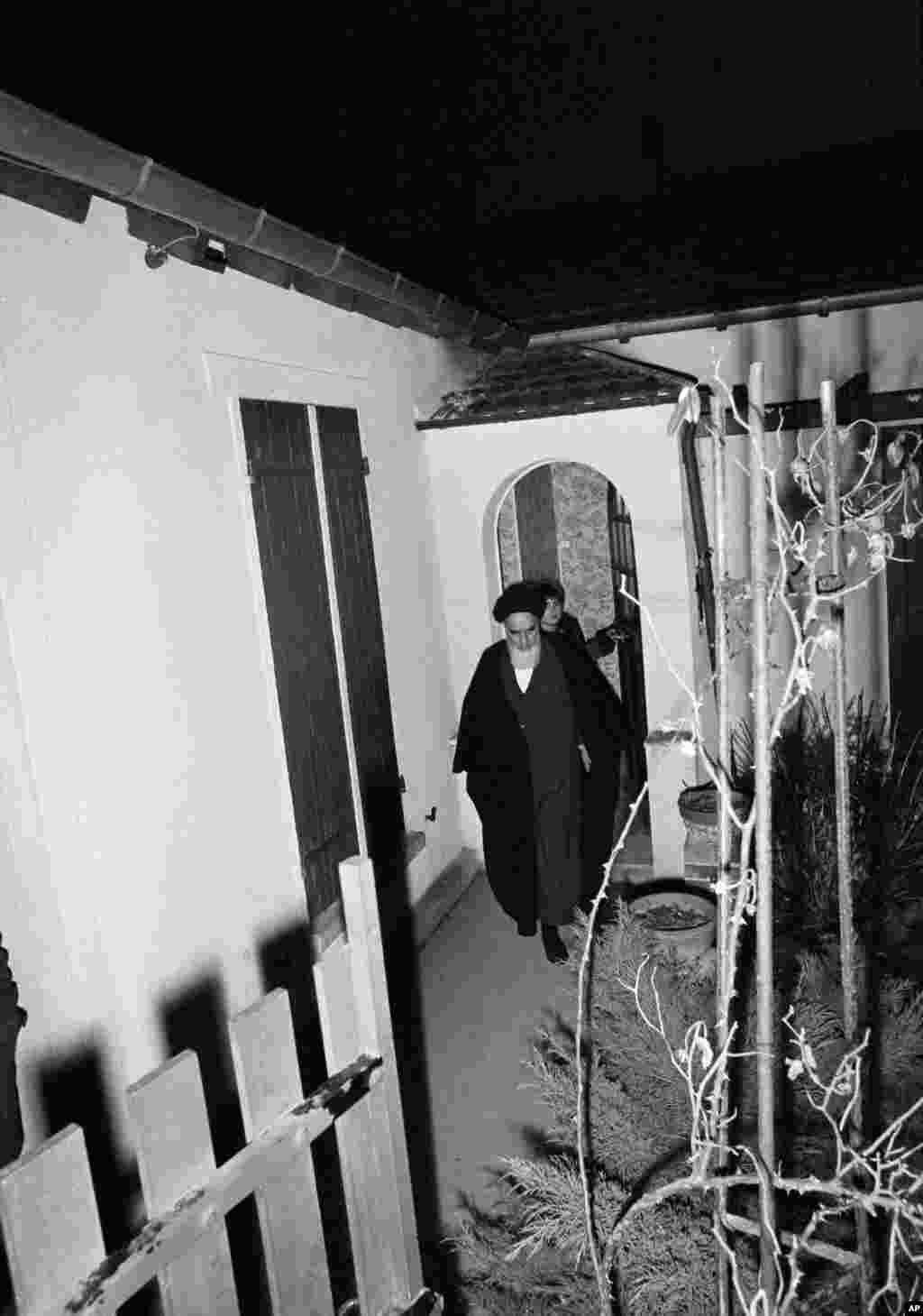 Khomeini leaves his residence in suburban Neauphle-le-Chateau for an evening prayer, just hours before leaving for Charles de Gaulle Airport in Paris on January 31, 1979.&nbsp;