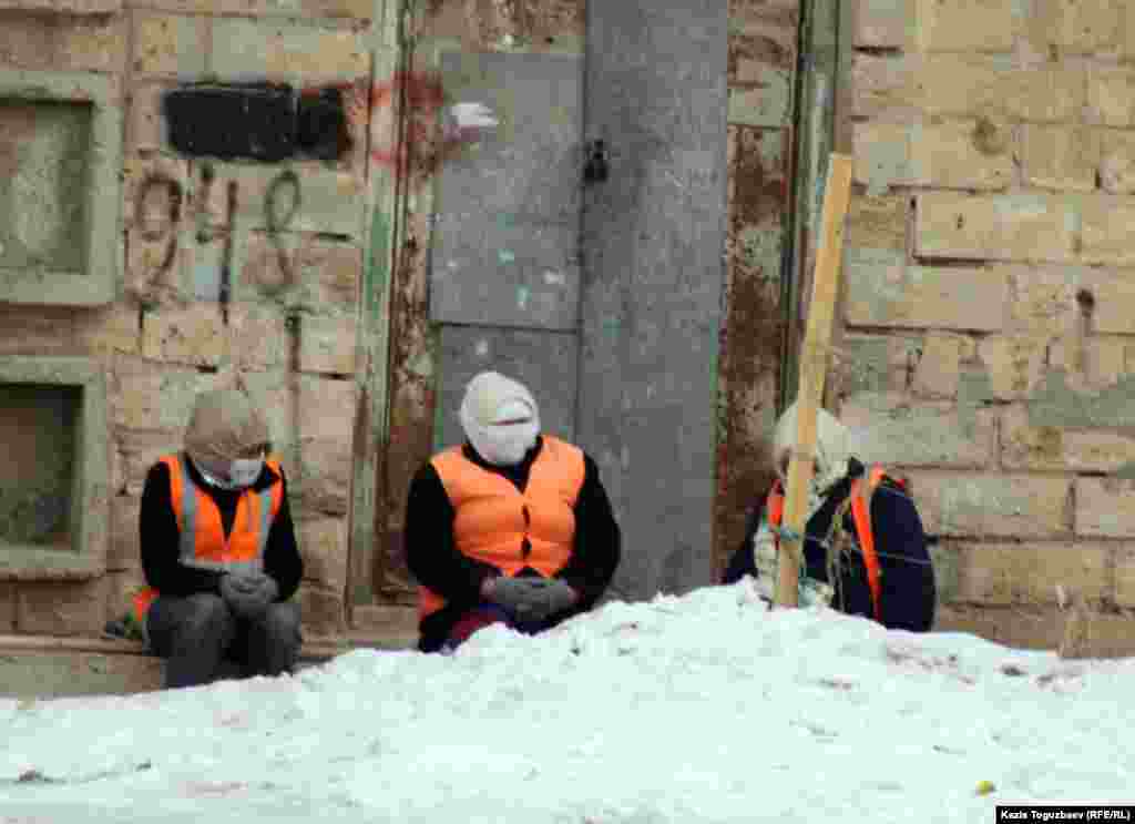 Қазис Тоғызбаев Жаңаөзенге 2012 жылы тағы барды. Қаланың көптеген тұрғыны салдарынан қорқып, тілшімен сөйлесуден бас тартты. Ал осы тұста билік қаланың қалпына келе бастағанын, жұмыс орындары пайда болып жатқанын айтқан. Фотода: Жұмысқа тұрғандардың кейбірі. Жаңаөзен қаласы. 16 ақпан 2021 жыл. 