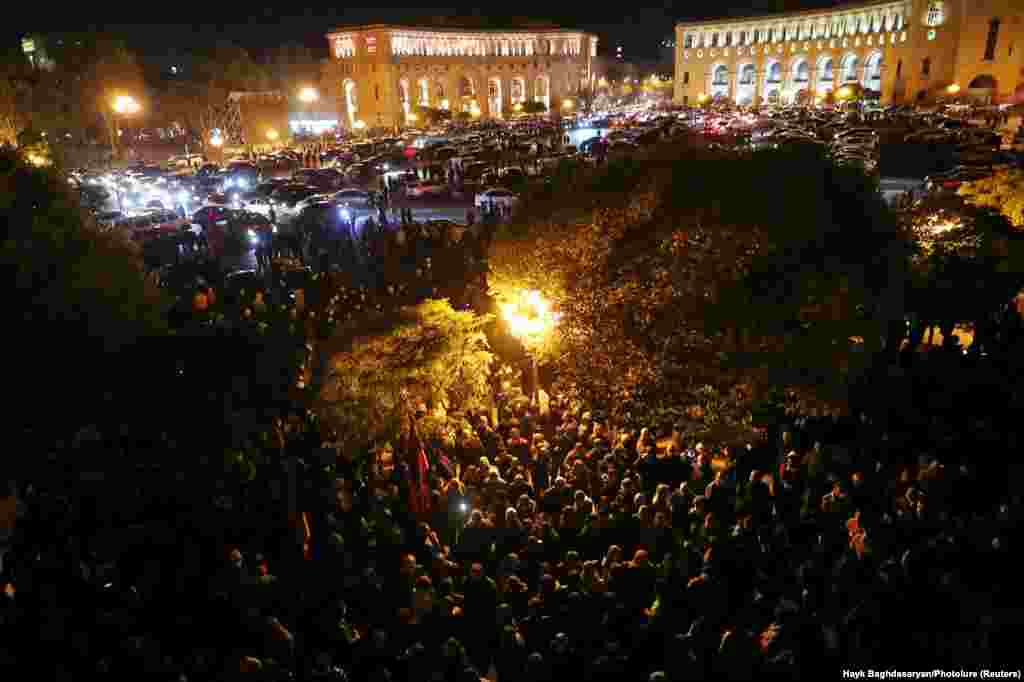 Натовп збирається біля будівлі уряду в ніч на 10 листопада після того, як прем&rsquo;єр-міністр Вірменії Нікол Пашинян через соціальні мережі повідомив, що підписав угоду за посередництва Росії щодо припинення конфлікту в Нагірному Карабасі