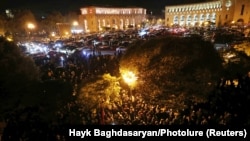 Штурм зданий правительства в Ереване после сделки с Азербайджаном