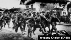 Sovet əsgərləri Berlinə gedirlər. Khaldei İkinci Dünya Müharibəsi zamanıön cəbhədə 35 millimetr obyektivli"Leyka" fotoaparatı ilə çəkirmiş.