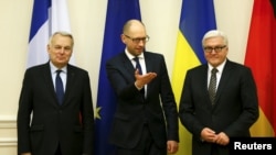 Ukrainian Prime Minister Arseniy Yatsenyuk (center) welcomes German Foreign Minister Frank-Walter Steinmeier (right) and French Foreign Minister Jean-Marc Ayrault to Kyiv on February 22.