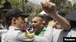 Ադրբեջան - Ոստիկանությունը ցրում է Բաքվի կենտրոնում անցկացվող ցույցը, 21-ը մայիսի, 2012թ.