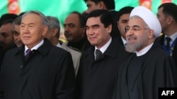 (sagdan çepe) Eýranyň prezidenti Hassan Rohani, Türkmenistanyň prezidenti Gurbanguly Berdimuhamedow, Gazagystanyň prezidenti Nursoltan Nazarbaýew. 