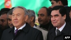 Президенты Казахстана и Туркменистана Нурсултан Назарбаев (слева) и Гурбангулы Бердымухаммедов.