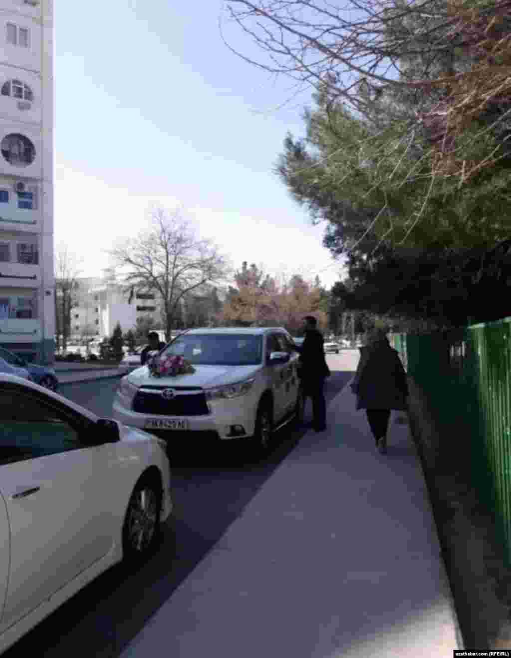 Gelin getirjek awtoulag, täze däbe görä, hökman ak bolmaly we soňky ýyllarda ýoň bolan bezeg ýaryşynda "yza galmaly däl". Aşgabat, mart, 2020. 