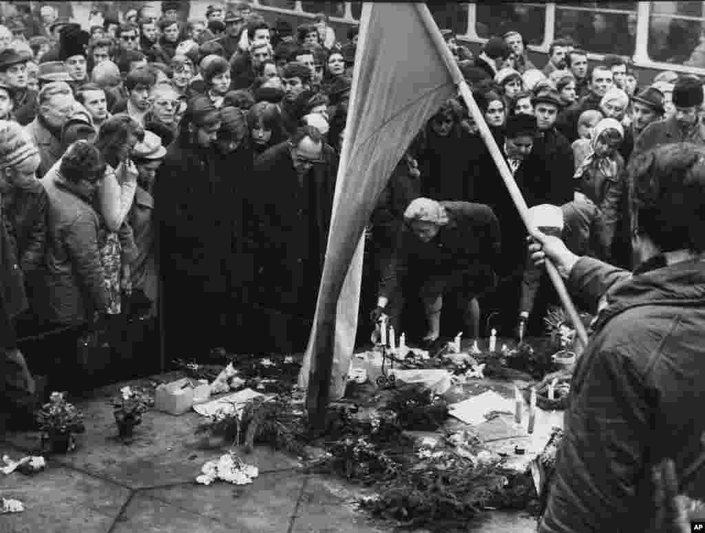 Students and others light candles in Palach&#39;s honor.&nbsp;