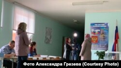 Журналисты берут интервью на избирательном участке. Наблюдатели заявляют, что это расценивается, как агитация