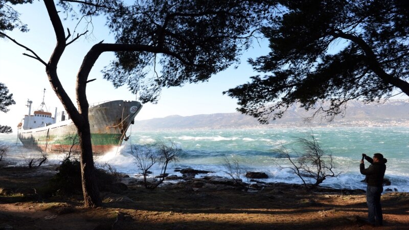 Црвен метеоаларм во Хрватска, бродови не сообраќаат кон островите